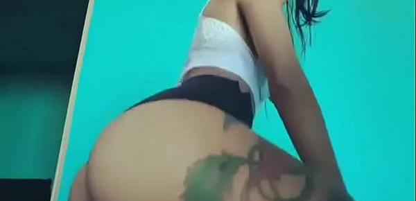  Novinha gostosa tatuada dançando funk com shortinho